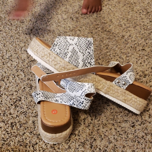 Espadrills - Picture 1 of 3